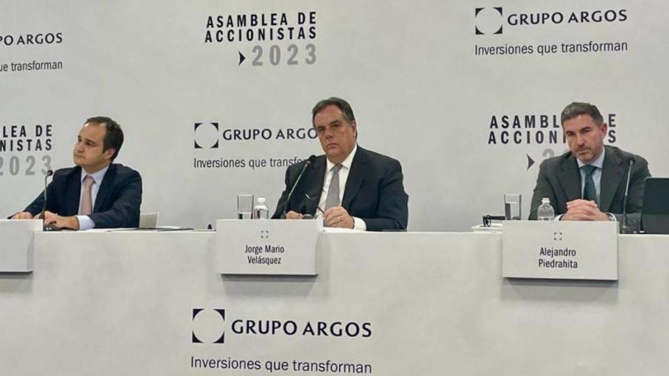 Directivos de Grupo Argos en rueda de prensa tras la Asamblea de Accionistas de 2023. En la foto de izq. a der.: Rafael Olivella, vicepresidente de asuntos legales; Jorge Mario Velásquez, presidente, y Alejandro Piedrahíta, vicepresidente de estrategia y finanzas corporativas. Foto: Valora Analitik