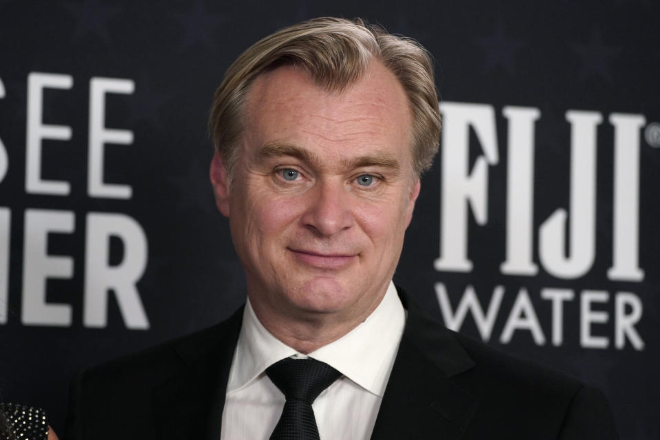 Christopher Nolan posa en la sala de prensa con el premio a la mejor película para "Oppenheimer" en la 29a entrega de los Critics Choice Awards el domingo 14 de enero de 2024, en Barker Hangar en Santa Monica, California. (Foto Jordan Strauss/Invision/AP)