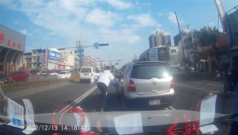 駕駛發現自己的車「先走一步」，連忙轉身追車。（圖／翻攝爆料公社）