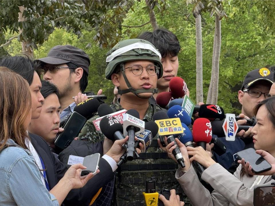 鑑測告一段落後，由陸軍十軍團302旅步二營營長洪新智中校接受媒體訪問。（李奇叡攝）