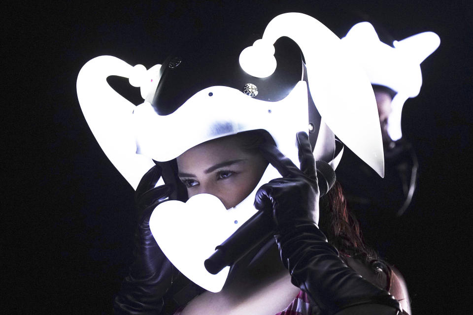 ARCHIVO - La cantante española Rosalía durante su presentación en el festival Axe Ceremonia en el parque Bicentenario en la Ciudad de México el domingo 2 de abril de 2023. Rosalía llegará con las canciones de su álbum “Motomami” al Zócalo de la Ciudad de México. La presentación de la artista catalana fue confirmada el lunes 10 de abril por la jefa de gobierno de la capital, Claudia Sheinbaum. (Foto AP/Marco Ugarte)