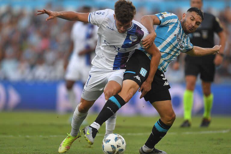 Adrián Martínez, que venía de anotar frente a San Lorenzo y Newell's, forcejea con Martín Luciano.