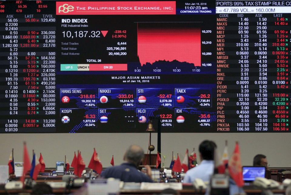 Traders look at a electronic trading board inside the Philippine Stock Exchange (PSE) in Makati City, Metro Manila January 18, 2016. The PSE's composite index PSEi took a nosedive during the inauguration of Ferdinand 