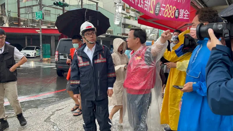 ▲高雄今晨面臨強降雨，鳥松區本館路等路段大淹水，高雄市長陳其邁到場視察。（圖／高雄市政府提供）