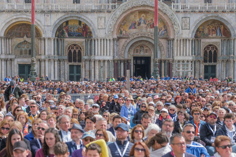 Los seguidores del papa en la plaza San Marcos de Venecia (Foto: Stefano Mazzola/Getty Images)