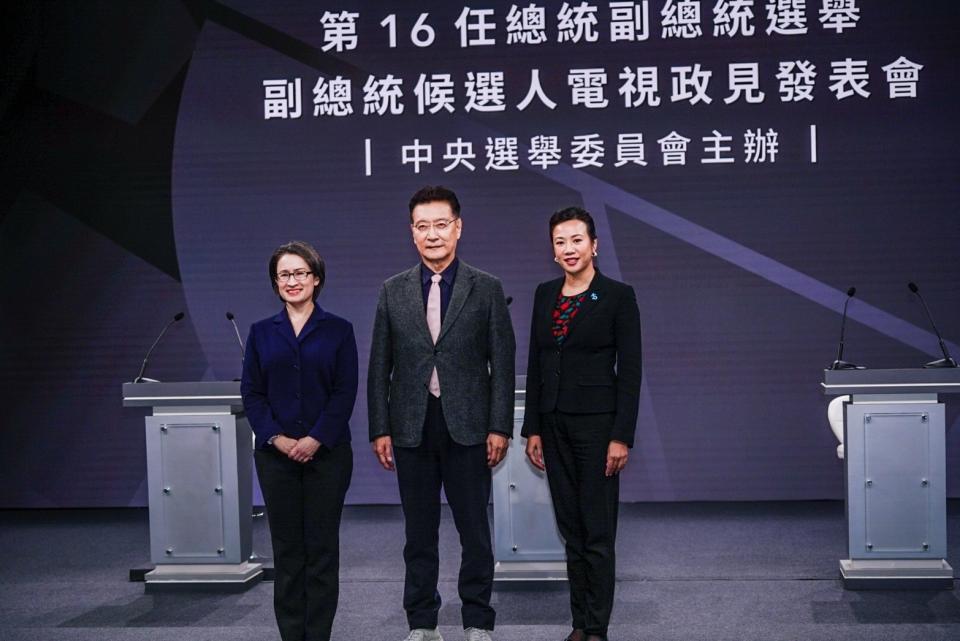 <strong>蕭美琴、趙少康、吳欣盈（由左至右）3位副總統候選人齊聚政見發表會。（圖／民眾黨提供）</strong>