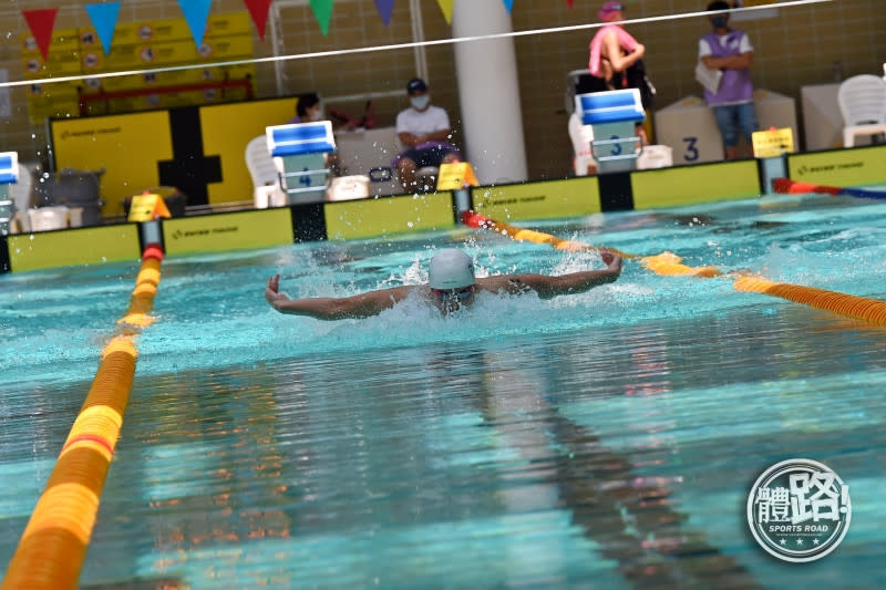 何肇倫在50米蝶泳打破學界紀錄。