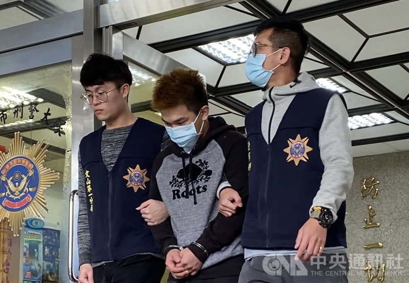 台北市警察局刑事警察大隊4日宣布，3日再逮獲被判10年而潛逃遭通緝的曾威瑾（中），4日上午解送台北地檢署執行發監。（中央社）