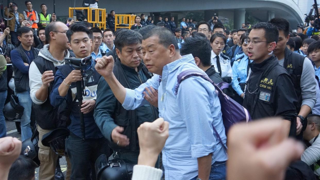 Der Gründer der großen Hongkonger Zeitung «Apple Daily», Jimmy Lai (m.), wird von der Polizei bei einem Protest festgenommen.