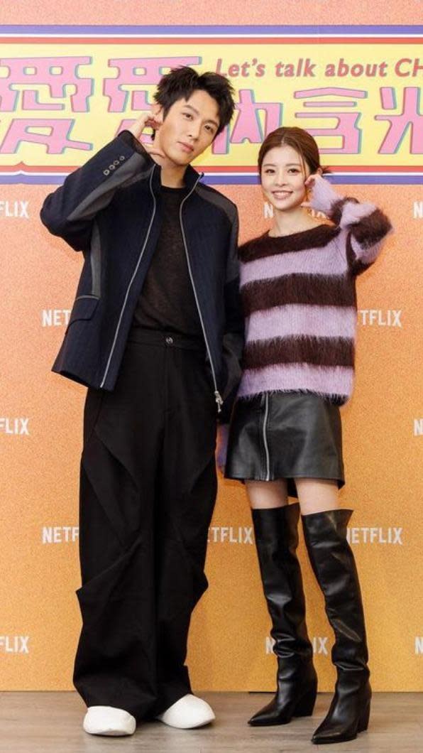 身高164公分的詹子萱（右）穿上超高長靴，還是無法與柯震東（左）「平起平坐」。（圖／翻攝自詹子萱IG）