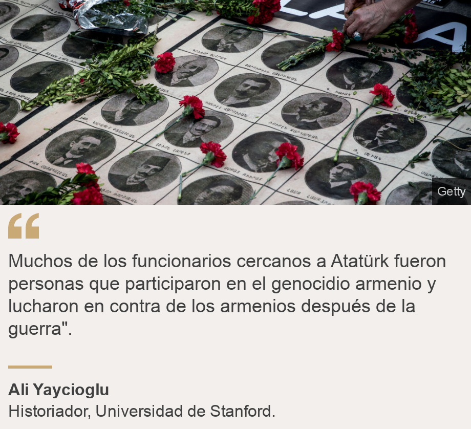 "Muchos de los funcionarios cercanos a Atatürk fueron personas que participaron en el genocidio armenio y lucharon en contra de los armenios después de la guerra".", Source: Ali Yaycioglu, Source description: Historiador, Universidad de Stanford., Image: Personas dejando flores en el 103 aniversario del genocidio armenio.