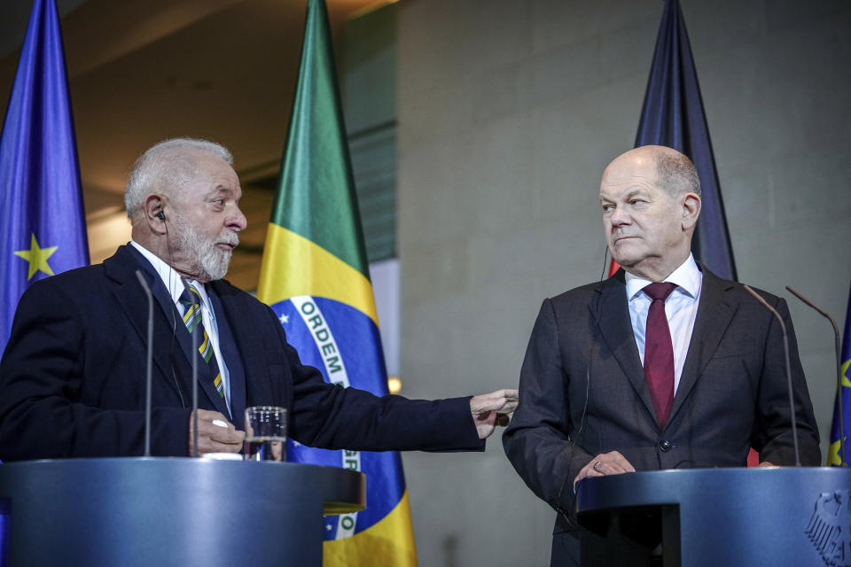 German Chancellor Olaf Scholz, right, and Luiz Inacio Lula da Silva, President of Brazil, hold a press conference at the Federal Chancellery on the occasion of the 2nd German-Brazilian intergovernmental consultations, in Berlin, Monday Dec. 4, 2023. (Kay Nietfeld/dpa via AP)