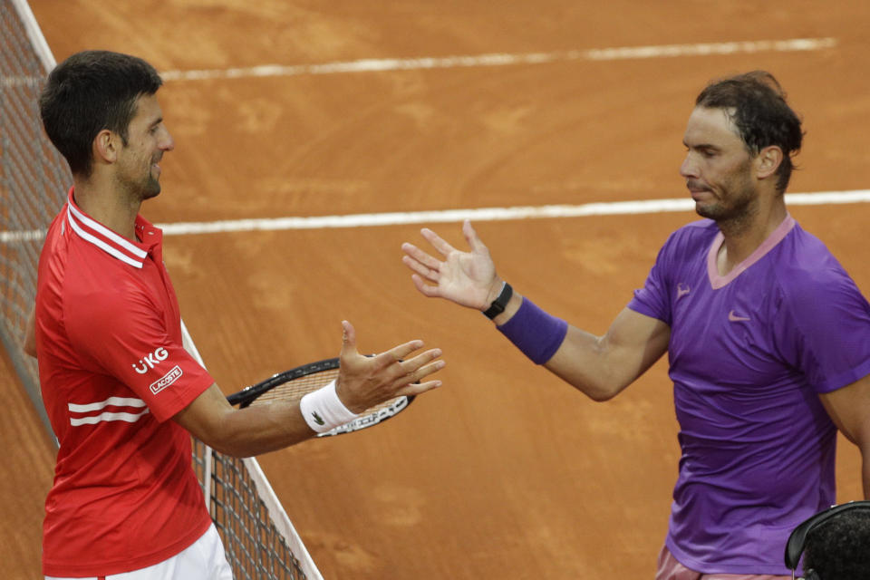 Rafael Nadal (derecha) saluda a Novak Djokovic tras vencerle en la final del Abierto de Italia, el domingo 16 de mayo de 2021. (AP Foto/Gregorio Borgia)