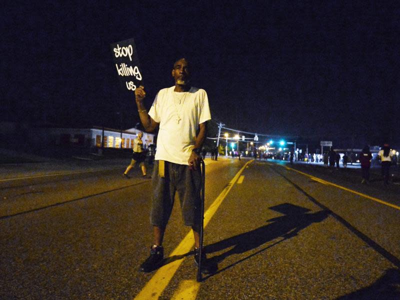 Ein einsamer Demonstrant im nächtlichen Ferguson. Foto: Larry W. Smith