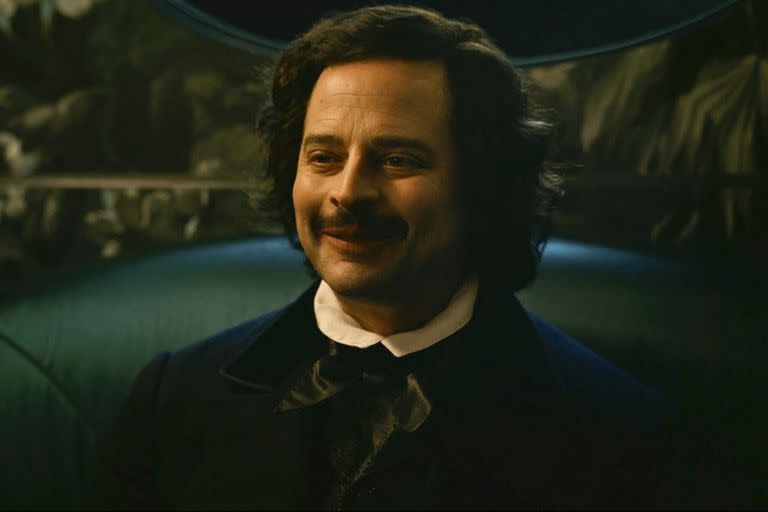 Nick Kroll como Edgar Alan Poe en una escena de Dickinson, disponible en Apple TV+