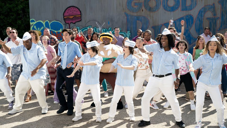 Kenan Thompson as Dex, Fabrizio Guido as Mr. Jensen, Emily Hinkler as Cindy, Elizabeth Hinkler as Mindy, Kel Mitchell as Ed and Kamaia Fairburn as Mia in "Good Burger 2." - Vanessa Clifton/Nickelodeon/Paramount+