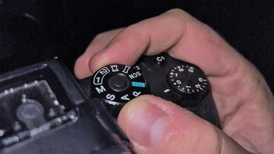 Setting Manual mode on a camera exposure mode dial