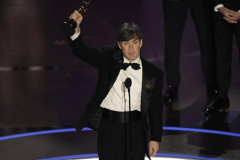 Cillian Murphy recibe el premio a mejor actor por "Oppenheimer" en los Oscar el domingo 10 de marzo de 2024, en el Teatro Dolby en Los Ángeles. (Foto AP/Chris Pizzello)