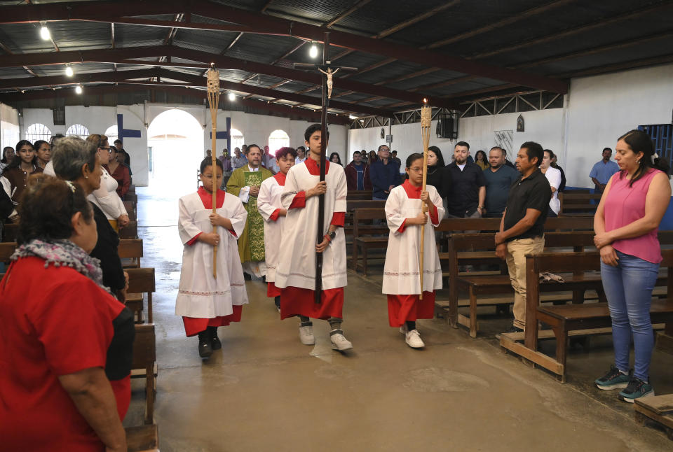 Los monaguillos encabezan la procesión de apertura en la Inmaculada Concepción de María, La Carpio, iglesia católica donde la mayoría de la congregación está compuesta por exiliados y refugiados nicaragüenses, en San José, Costa Rica, el domingo 19 de febrero de 2023. Decenas de sacerdotes, monjas, seminaristas y trabajadores de la iglesia han huido de Nicaragua en los últimos años, o han sido exiliados por el gobierno del presidente Daniel Ortega, que los considera una amenaza. (Foto AP/Carlos González)