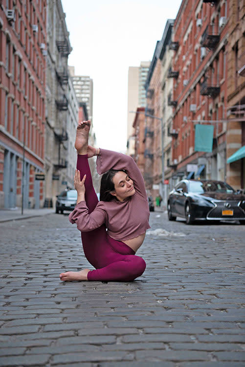 mujer haciendo yoga en la calle