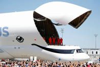 <p>La prova è stata svolta nei cieli francesi, con il decollo dall’aeroporto di Blagnac, nei pressi di Tolosa. Da questa foto si capisce l’imponenza del velivolo (foto: REUTERS) </p>