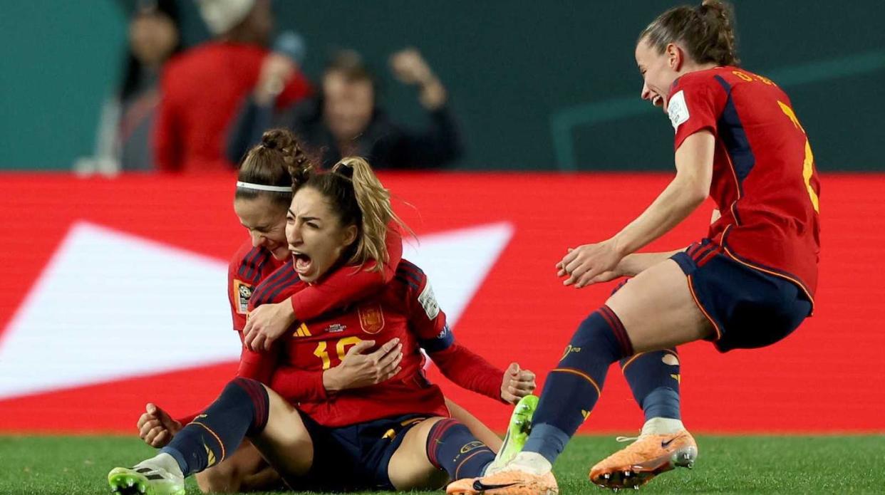 La jugadora Olga Carmona celebra su gol en la semifinal junto a sus compañeras. <a href="https://www.rtve.es/rtve/20230816/rtve-ofrece-final-mundial-femenino-futbol-ultra-alta-definicion-4k-tdt/2454018.shtml" rel="nofollow noopener" target="_blank" data-ylk="slk:RTVE;elm:context_link;itc:0;sec:content-canvas" class="link ">RTVE</a>