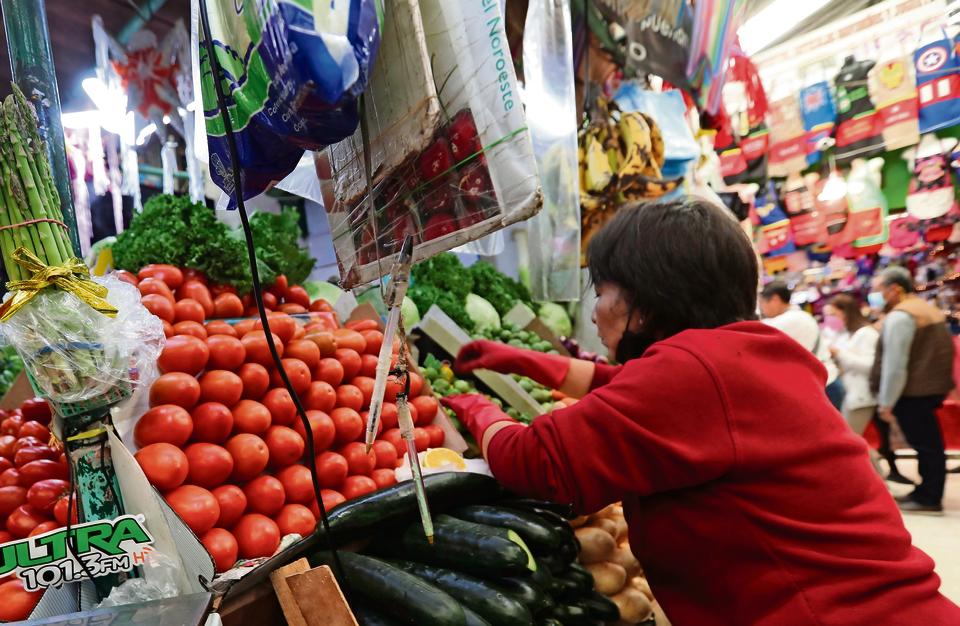 El precio del jitomate disminuyó en febrero, pero no alcanza los niveles de 2023