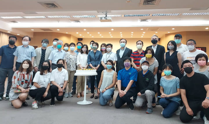 防疫不忘幫新創打氣！黃珊珊副市長為臺北創新實驗室6歲生日切蛋糕祝賀！ 