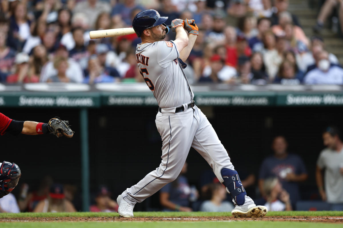 Astros' 5-foot-5 hitting machine Jose Altuve goes 4-for-5, now batting .377  at age 21 - NBC Sports