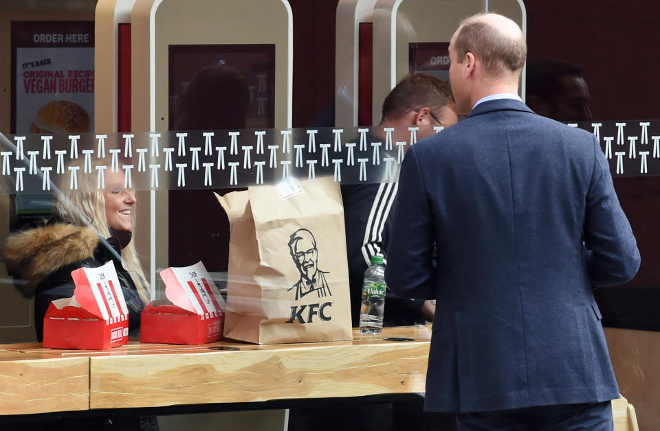 Wiliam speaks to a member of the public through the window of a KFC restaurant at Waterloo Station on Oct. 20 in London.  (Photo: WPA Pool via Getty Images)