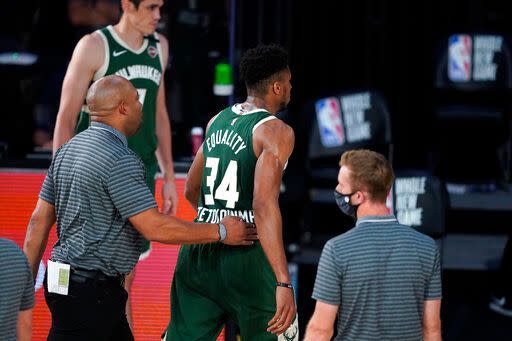 ▲字母哥Giannis Antetokounmpo受傷離場。（圖／美聯社／達志影像）