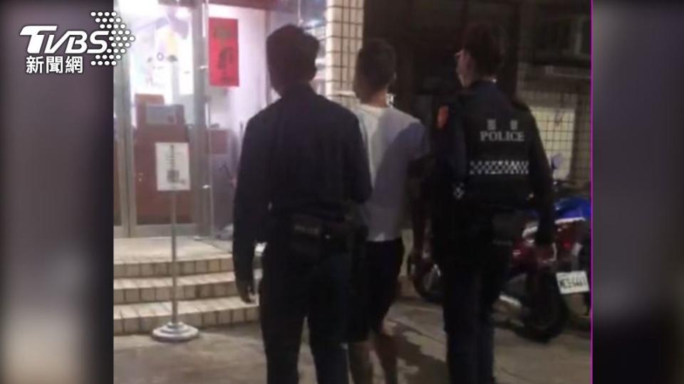 警方逮捕嫌犯。（圖／TVBS）