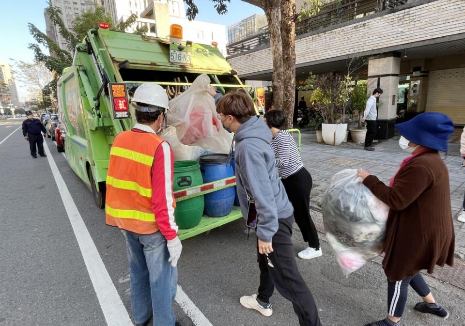 清明五天連假，清潔隊將依平時收運天數收垃圾。（記者陳治交攝）