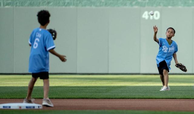 Lorenzo Cain signs one-day contract, retires wearing Royals blue