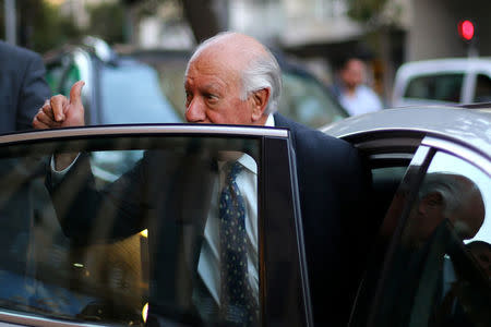 Former Chile's president and center-left presidential candidate Ricardo Lagos gives a thumbs up after dropping out his presidential campaign, in Santiago, April 10, 2017. REUTERS/Ivan Alvarado