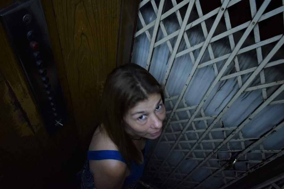 Interior de un ascensor en la zona de Balvanera (Foto: Leandro Estupiñán)