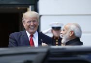 U.S. President Donald Trump welcomes Indian Prime Minister Narendra Modi (R) as he arrives at the South Portico of the White House in Washington, U.S., June 26, 2017. REUTERS/Kevin Lamarque