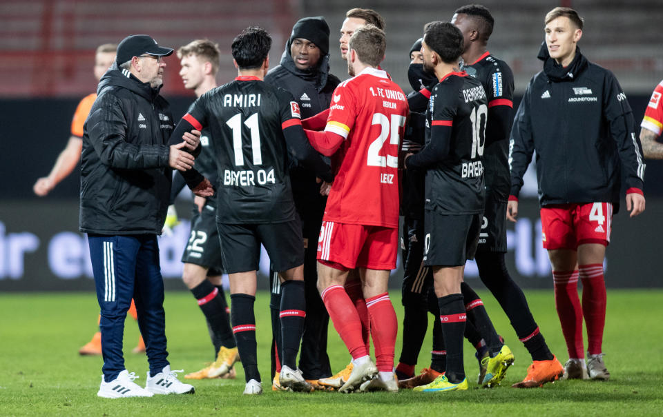 Viel Gesprächsbedarf: Die Spieler bei der Partie Union Berlin gegen Bayer Leverkusen (Bild: REUTERS/Andreas Gora)