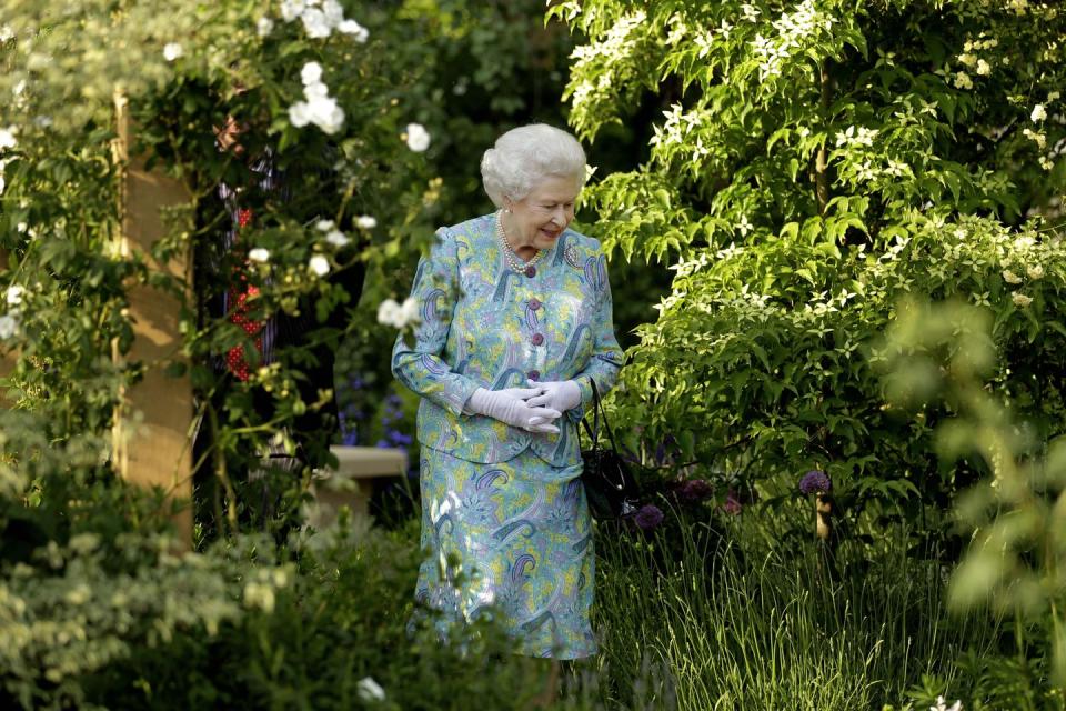 queen elizabeth ii  chelsea flower show