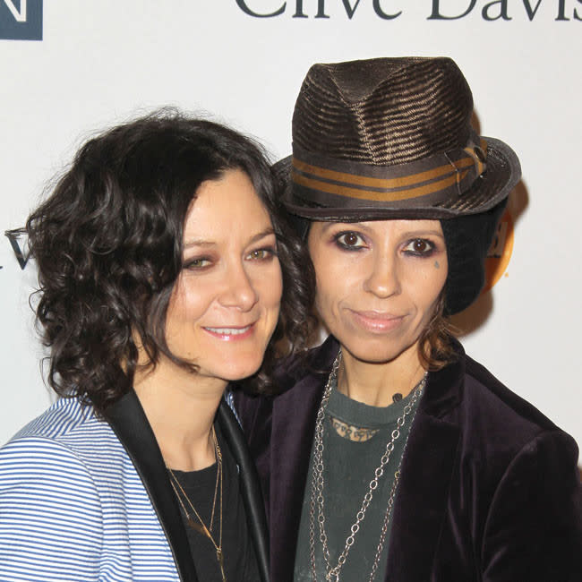 Sara Gilbert and Linda Perry credit:Bang Showbiz