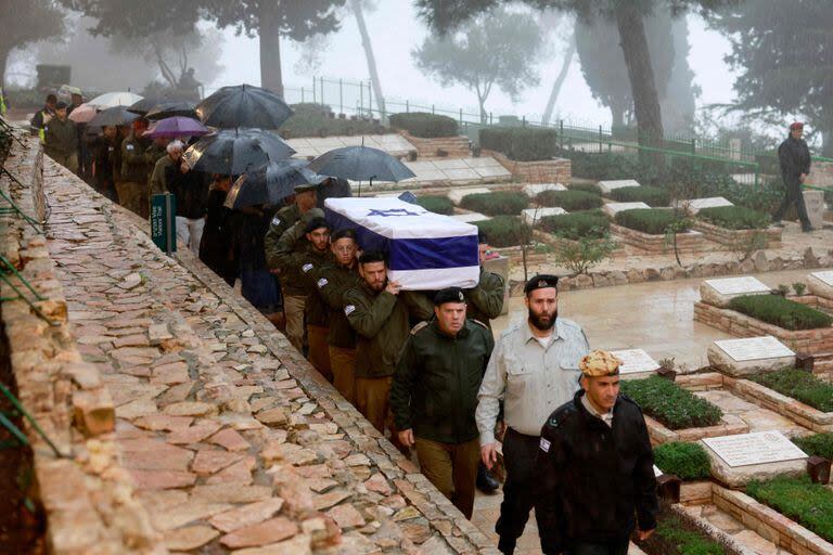 Las tropas israelíes llevan el ataúd de su compañero soldado, el capitán Elkana Vizel, durante su funeral en el cementerio militar del Monte Herzl en Jerusalén el 23 de enero de 2024, un día después de su muerte en combate en la Franja de Gaza en medio de batallas en curso entre Israel y el grupo militante Hamas