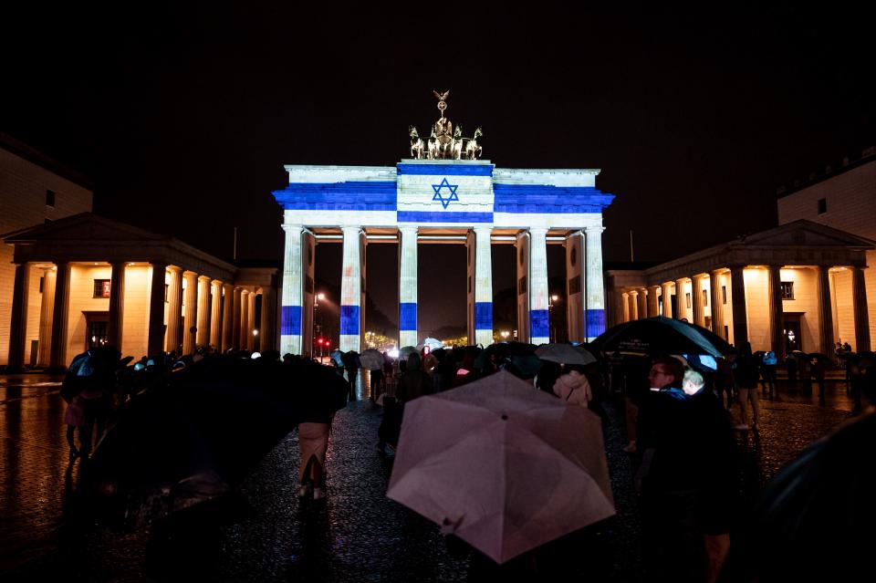 Die Israelische Flagge wird am Rande des Festival of Lights als Solidaritätsbekundung auf das Brandenburger Tor projiziert (Bild: Fabian Sommer/dpa)