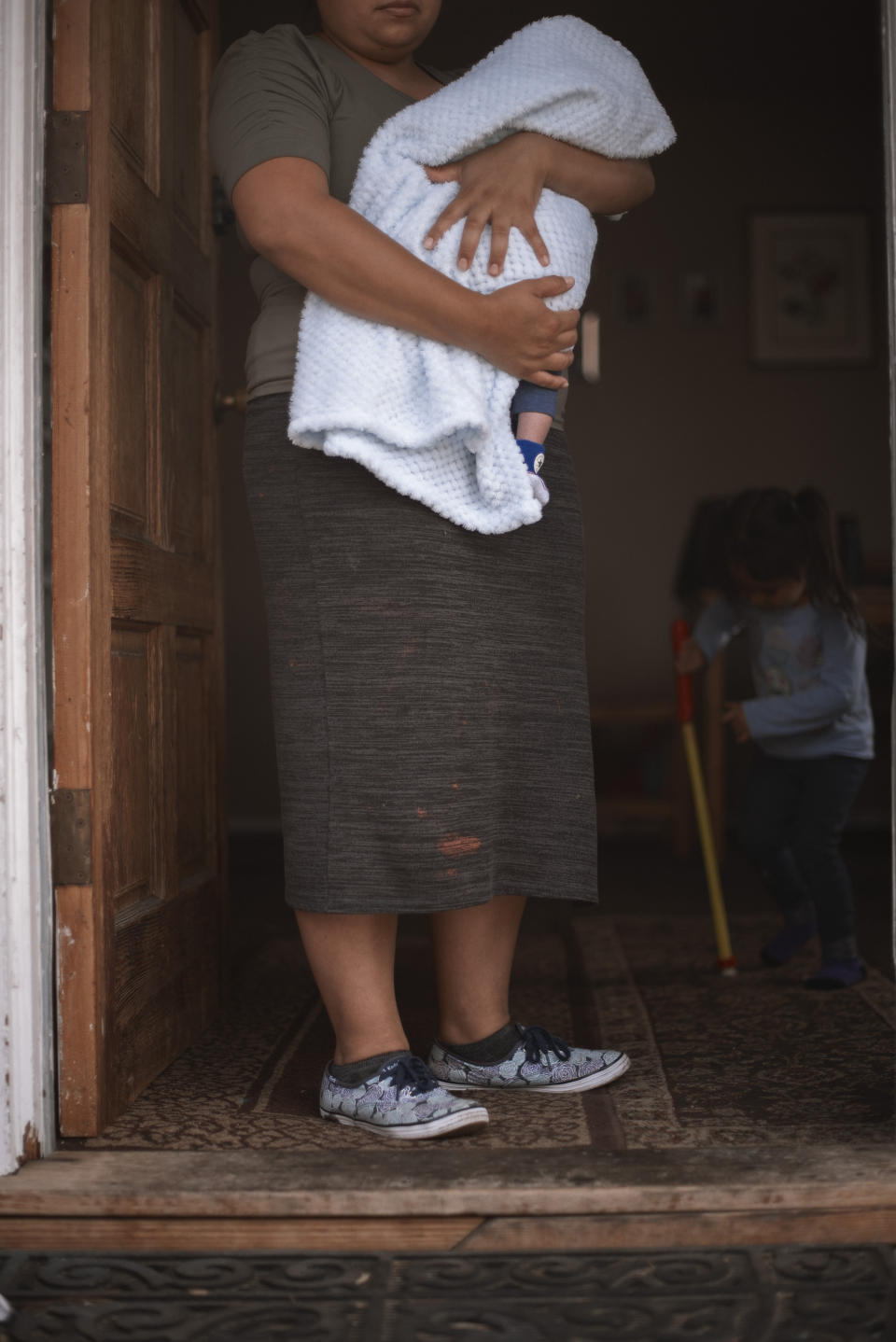 Karla Lorenzo con uno de sus hijos en su casa en San Mateo, California, el 10 de julio de 2020. (Brian L. Frank/The New York Times)