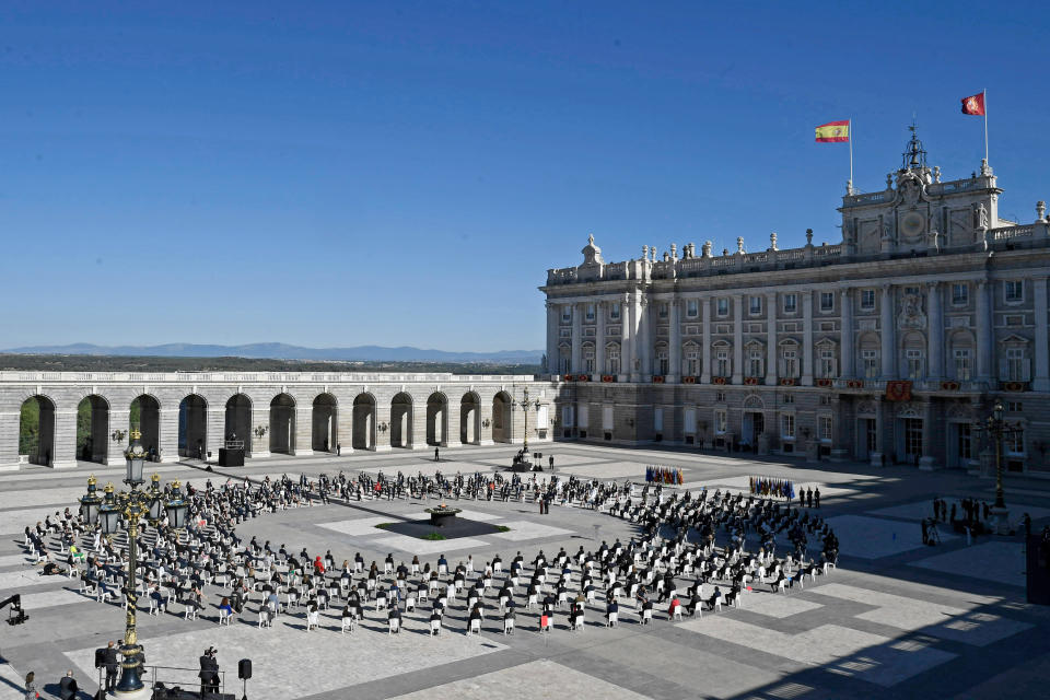 Representantes autonómicos y miembros del Gobierno de Pedro Sánchez se sentaron formando un semicírculo en la plaza de la Armería y dejando distancia de seguridad. La ceremonia contó con la periodista Ana Blanco como maestra de ceremonias. (Foto: Carlos Alvarez / Getty Images)