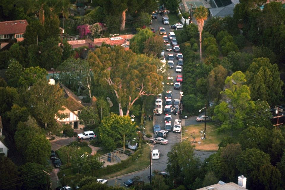 Football: Aerial view shot from helicopter of home of O.J. Simpson, white Ford Bronco parked in driveway and police cars parked outside. Simpson returned to his house after failing to turn himself in for the murder of his ex-wife and fleeing by car. View of members of media and onlookers outside home.
Brentwood, CA 6/17/1994
CREDIT: Richard Mackson (Photo by Richard Mackson /Sports Illustrated/Getty Images)
(Set Number: X46365 )