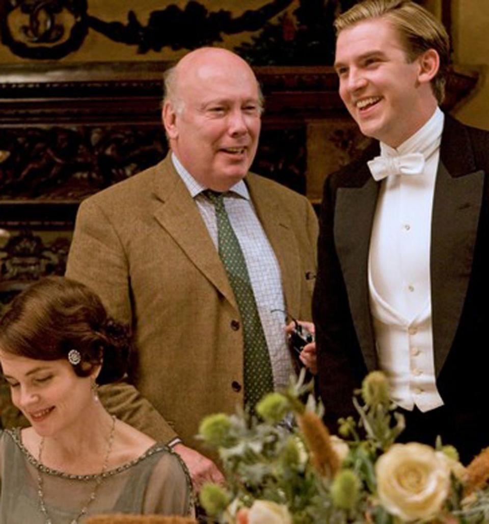 Julian Fellowes, con dos de los actores de su gran éxito Downton Abbey: Dan Stevens y Elizabeth McGovern