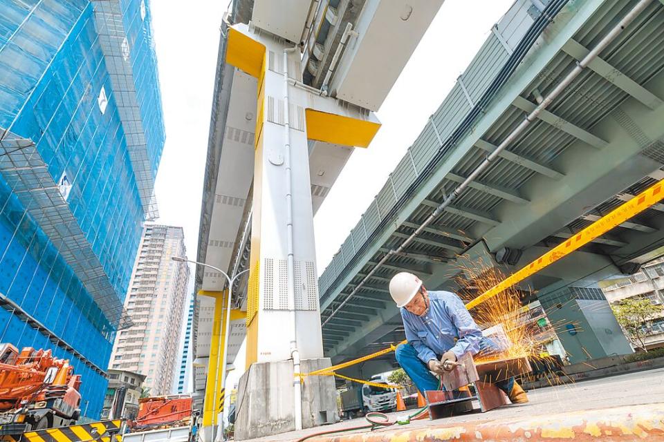 新北捷運環狀線因0403花蓮大地震受損停駛，正連日趕工修復中，卻傳出新北市捷運局工程管理科周姓科長22日突然在家中倒地昏迷，送醫不治的噩耗。（本報資料照片）