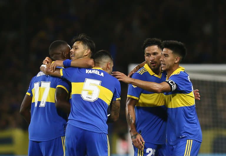 Medio Boca celebra el gol de Óscar Romero, que destrabó un duelo nada fácil para el Xeneize