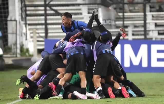 FUTBOL URUGUAYO : LA LUCHA POR LA ANUAL ENTRE PEÑAROL Y LIVERPOOL 