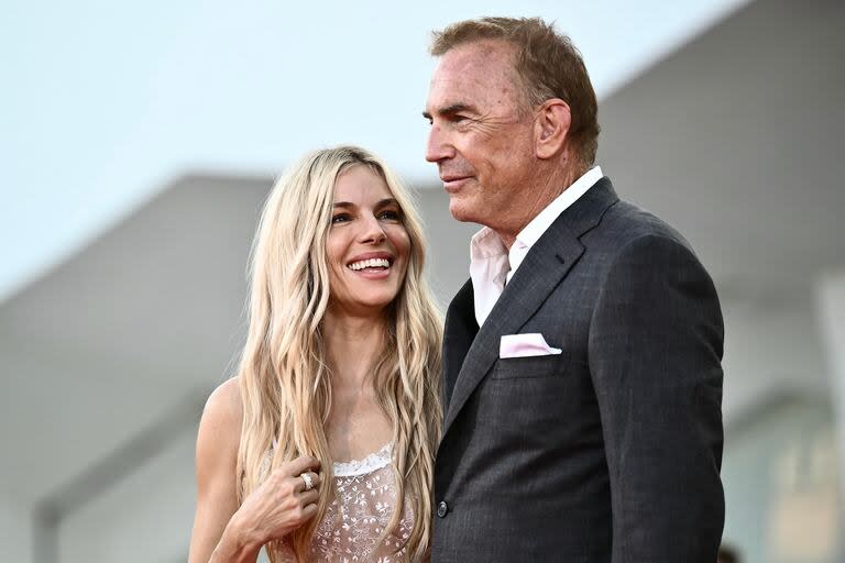 Miradas cómplices entre Sienna Miller y Kevin Costner en la alfombra roja de la gala de clausura 